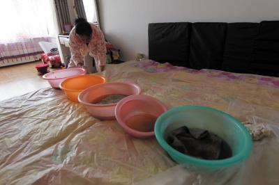 岱山楼上漏水，住户失联，小区没物管，业主维权难！律师来支招……